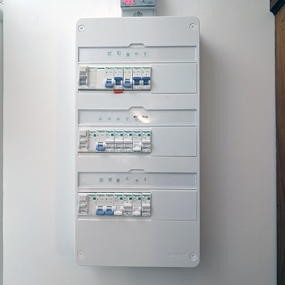 Installation tableau électrique moderne aux normes NF C 15-100